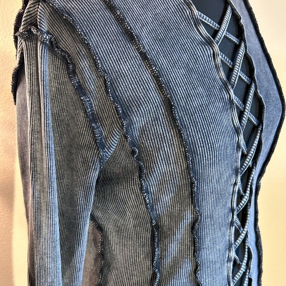 Gilded Intent top size M - Picture 2 of 4